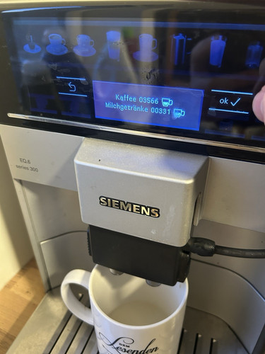 Siemens EQ.6 series 300 Kaffeevollautomat Milchaufschäumer Bohnen Silber Display