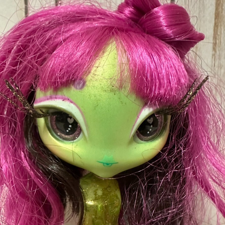 Novi Stars ノビスターズ　Alie Lectric ドール Novi Stars Alie Lectric Light Up Alien Girl Doll No Arms Or