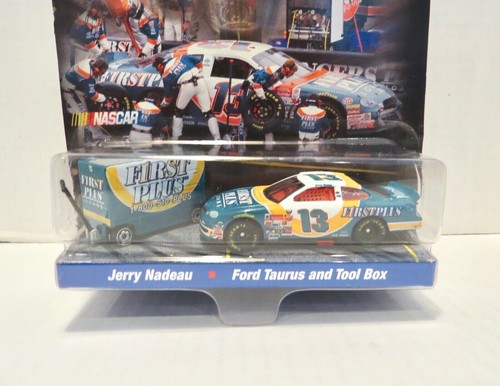Hot Wheels ELLIOTT & NADEAU Pit Crew with Tool Box Set of 2 - Picture 7 of 8