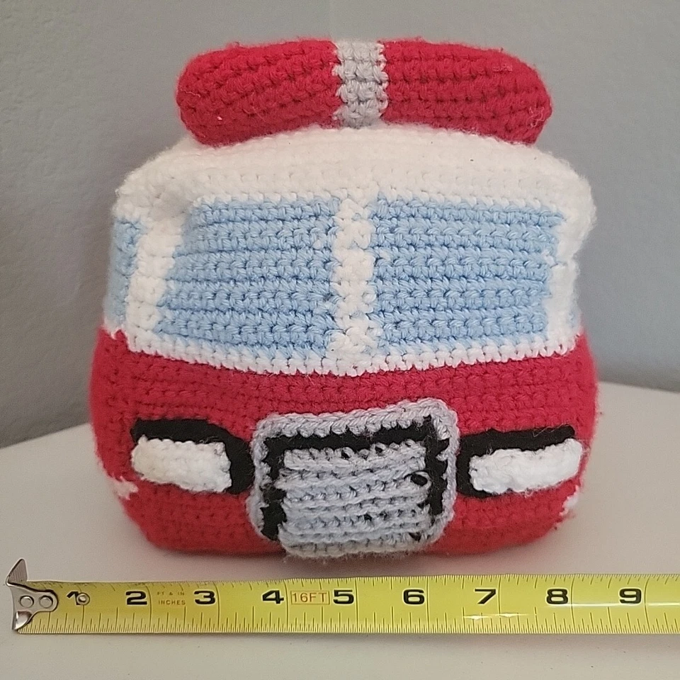 NUEVO SIN ETIQUETAS Hecho a Mano Ganchillo GRANDE Rojo Camión de Bomberos Juguete de Peluche Almohada 16" Bombero Foto 2 de 4