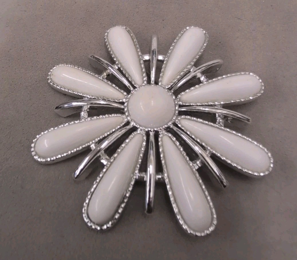Costume Jewelry Sarah Coventry 1973 Snow Blossom Flower Brooch Pin Silver White