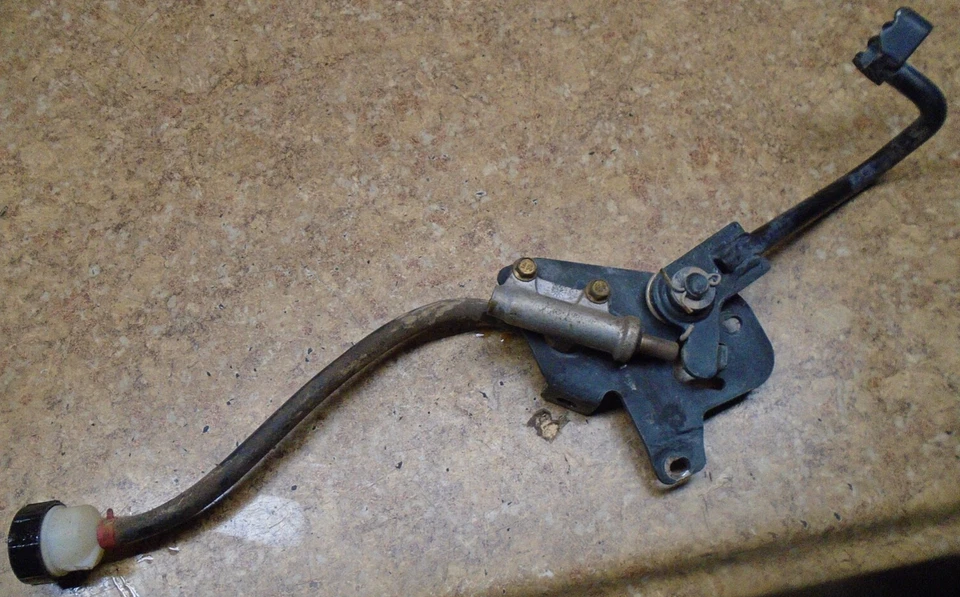 2002 Polaris Magnum 325 4X4 ATV Rear Back Brake Lever Foot Pedal Master Cylinder Foto 2 de 3