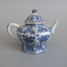 Antique Chinese Porcelain Kangxi or Yongzheng 18th C Blue and White Teapot Qing