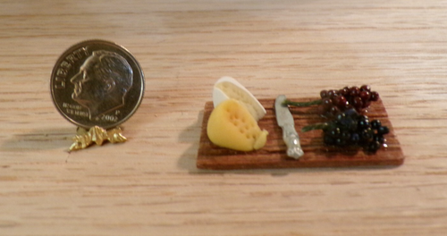 Tablero de queso miniatura con uvas para casa de muñecas - hecho a mano - Imagen 2 de 2