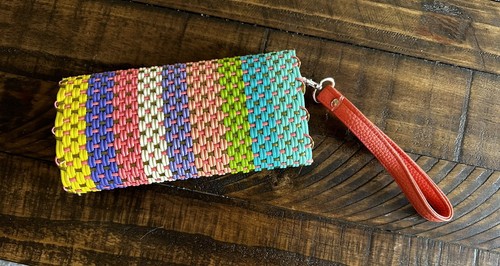 Borsa da polso in plastica intrecciata stile resistente multicolore - Foto 4 di 4