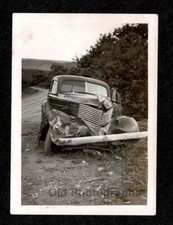 CAR CRASH ACCIDENT DAMAGE RURAL DIRT ROAD OLD/VINTAGE PHOTO SNAPSHOT- E951 CAR CRASH ACCIDENT DAMAGE RURAL DIRT ROAD OLD/VINTAGE PHOTO SNAPSHOT- E951