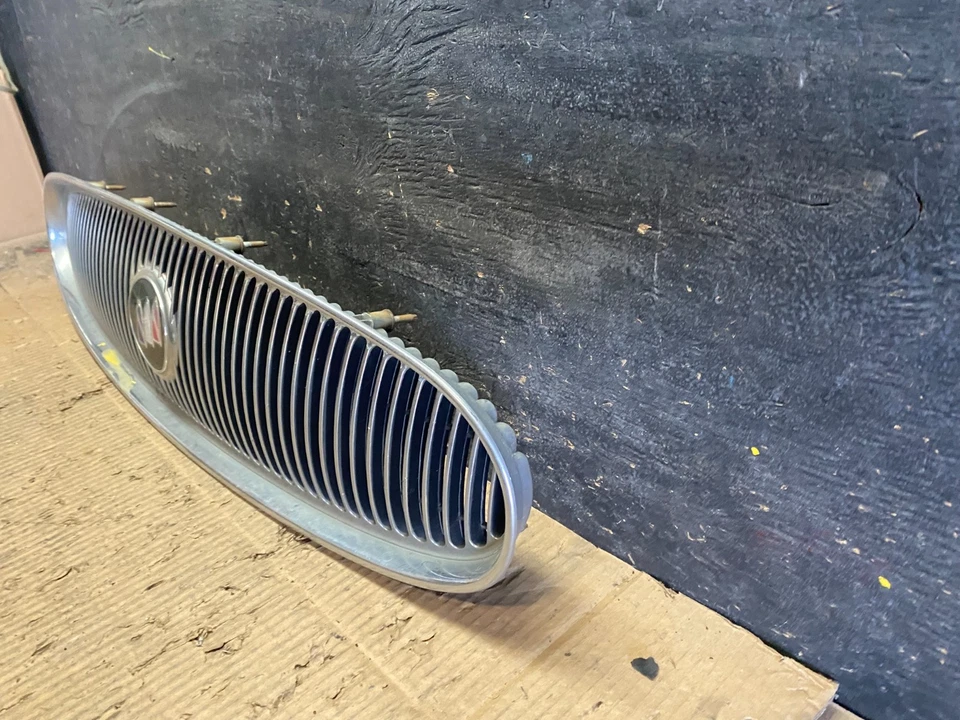 Передняя хромированная верхняя решетка радиатора оригинальная для Buick Lesabre 2000–2005 годов выпуска t9723 DG - Изображение 2 из 4