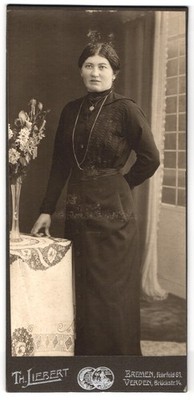 Fotografie Th. Liebert, Bremen, junge Frau im schwarzen Kleid mit Kette und Ohr 