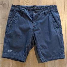 Arc'teryx Men's Navy Flat Front Trim Fit Shorts Size 30 Outdoor Gorpcore Stretch