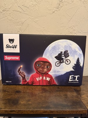 Supreme x Steiff E.T. SS25 In Hand – LIMITED EDITION Supreme x Steiff E.T. SS25 In Hand – LIMITED EDITION