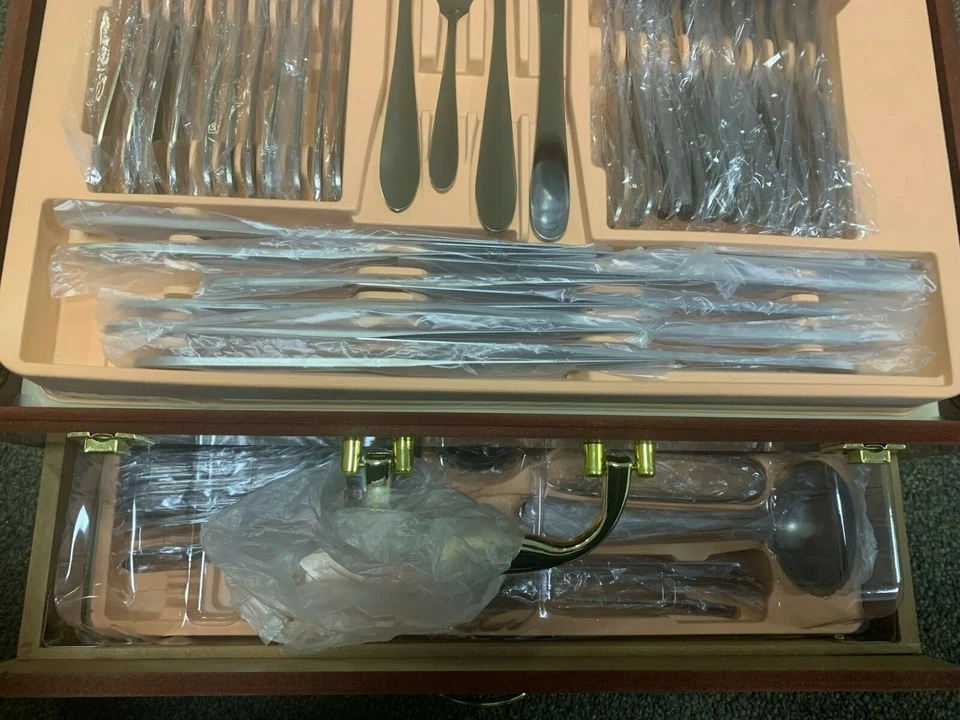 High Quality 72pc Stainless Steel Cutlery & Servers in Shiny Wooden Cary Case  - Image 3 of 4