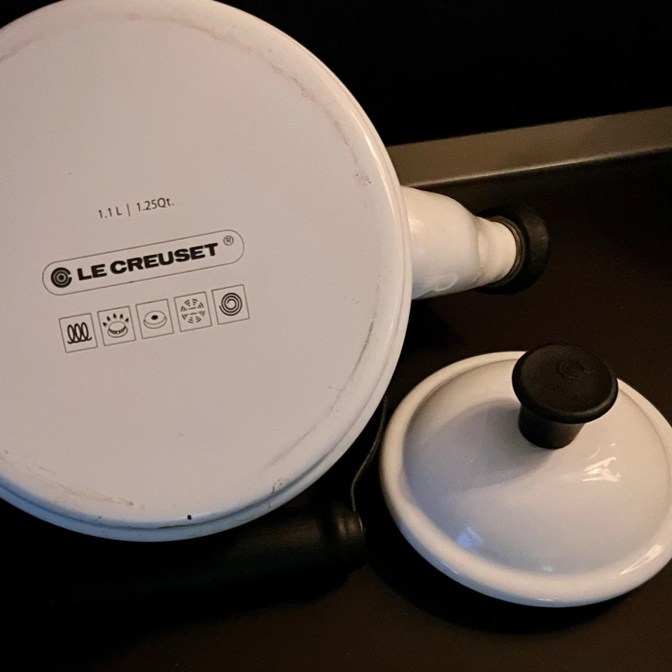 Tetera Le Creuset Classic Whistling esmalte blanco merengue 1,7 qt Nobox Foto 3 de 4