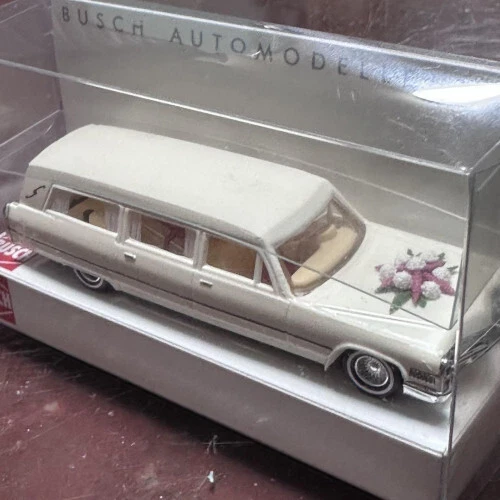 Миниатюрный автомобиль BUSCH Cadillac свадебный 1:87 белый с цветочным украшением - Изображение 4 из 4