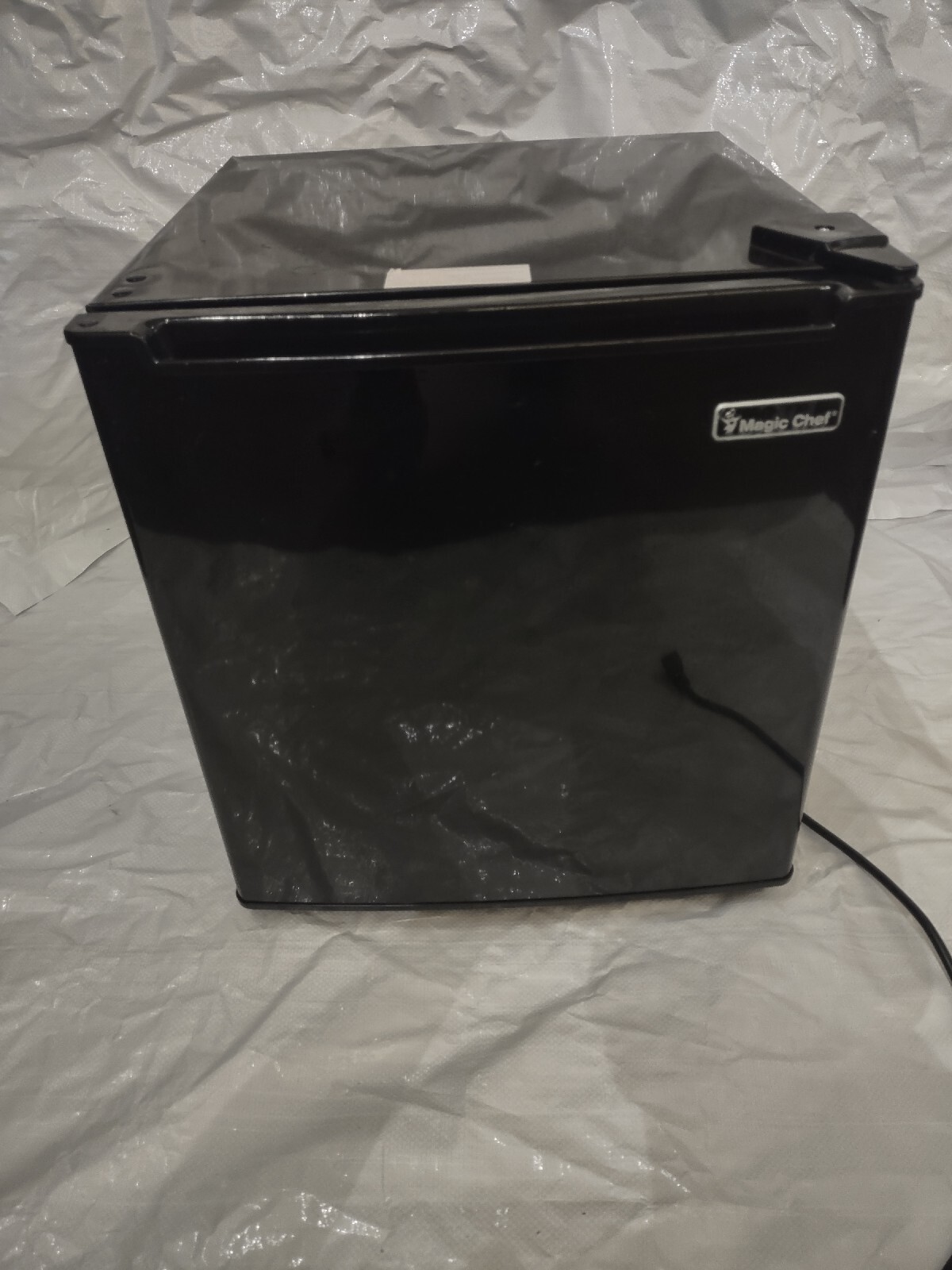 Used Magic Chef 1.7 cu. ft. Freezerless Mini Fridge in Black **READ