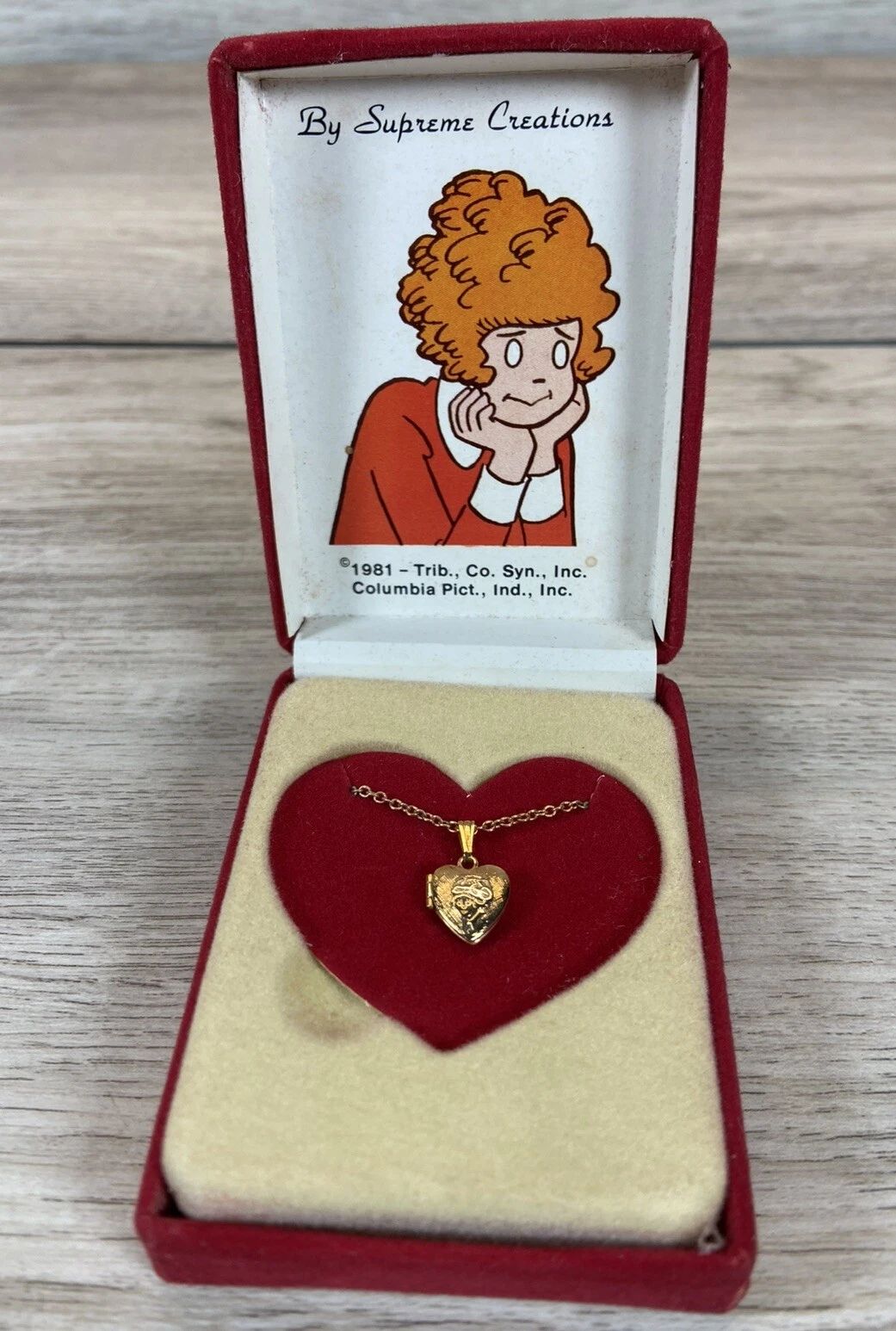 Collier médaillon petit orphelin Annie 1981 neuf par Supreme Creations dans boite à bijoux