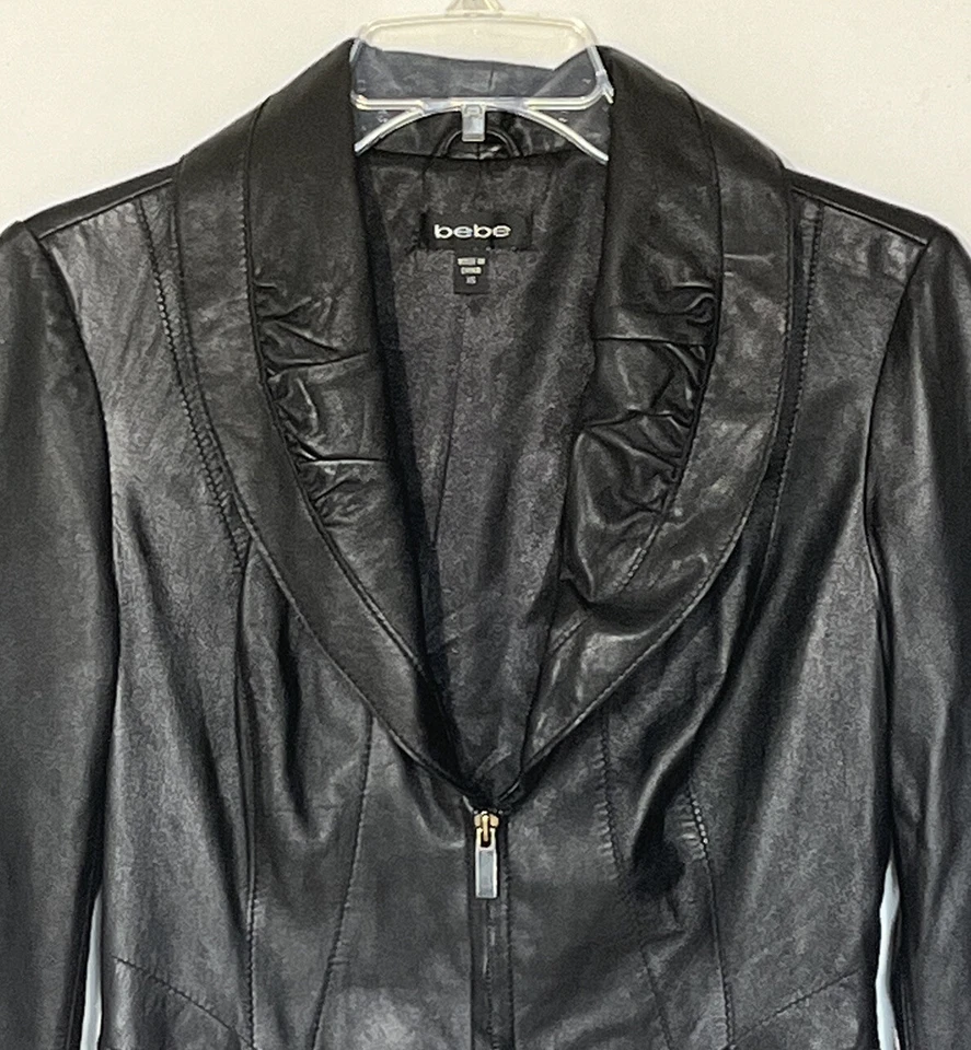 Jaqueta Bebe preta 100% couro genuíno cristais xale colarinho peplum zíper tamanho XS - Imagem 4 de 4