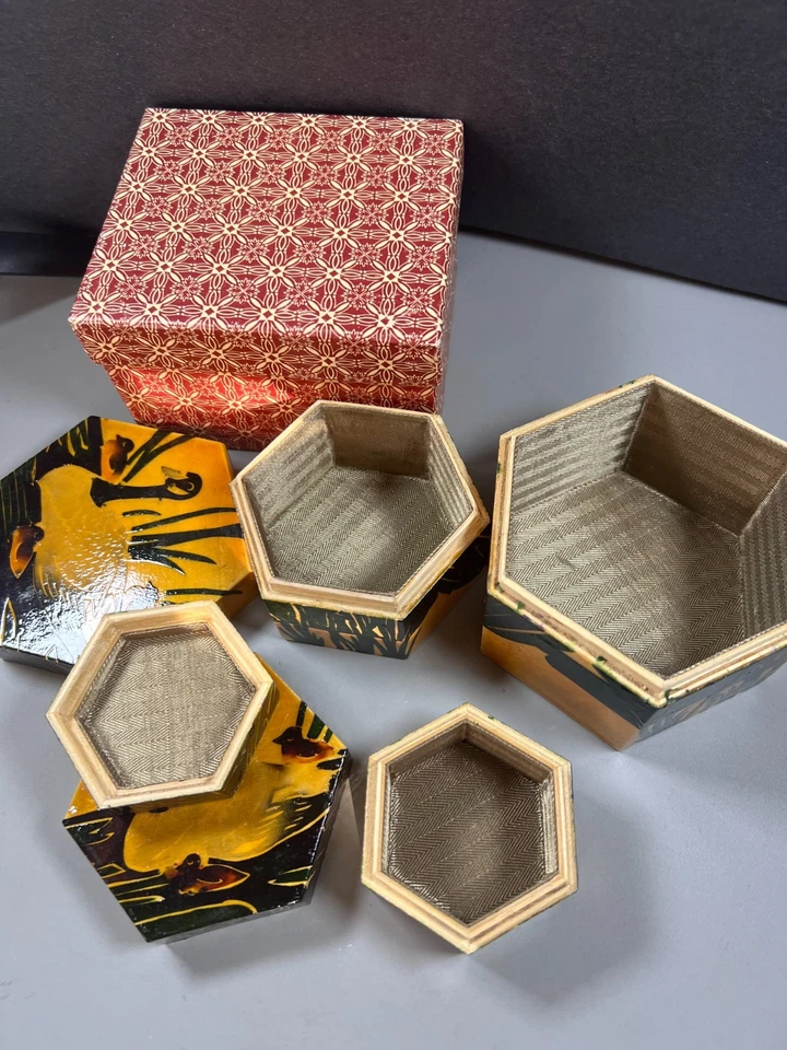 Cajas de anidación chinas lacadas de mediados de siglo - Diseño de cisne y pato (juego de tres) Foto 2 de 4