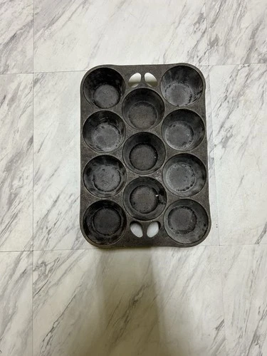 Vintage Wagner Ware 11 cup cast iron muffin/ popover baking pan made in USA