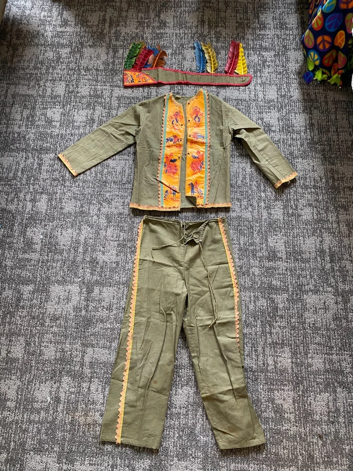 Disfraz de Halloween "indio" para niño de la década de 1940 con tocado de plumas y conjunto de pantalones chaqueta Foto 2 de 4