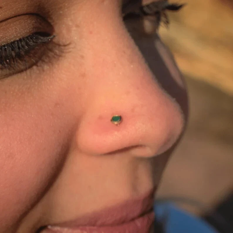 Perno perforador natural de 0,04 quilates esmeralda Tragus hélice nariz tornillo oro amarillo de 14 quilates Foto 3 de 4