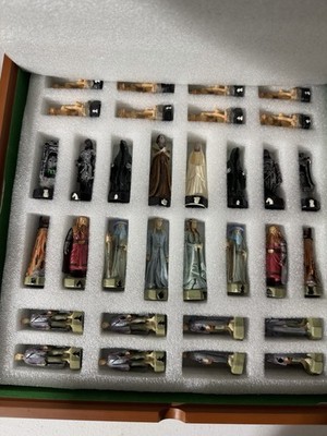 Lord of the Rings Battle for Middle-Earth  Chess Set With Board