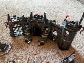 LEGO The Hobbit 79014 Dol Guldur Battle Great Condition W/ Minifigures & FEATHER