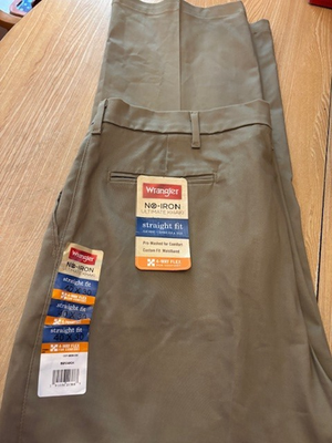 Wrangler Ultimate Khaki No-Iron Mens 42x30 Straight 4 Way Flex New