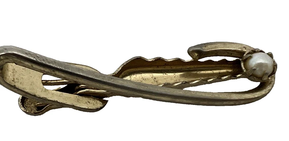 Clip de corbata vintage tono dorado con pequeño acento de perlas de imitación Foto 2 de 4