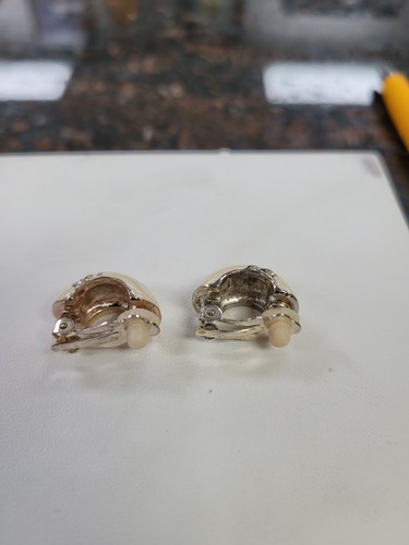 COSTUME JEWELRY BEIGE WITH WHITE STONES CLIP ON EARRINGS - Picture 2 of 2