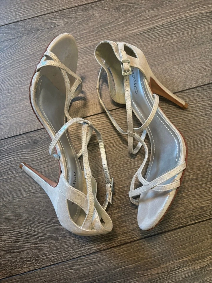 Sandalias de tacón Klub Nico plateadas con tiras talla 9 suela de cuero hechas en Brasil Foto 3 de 4