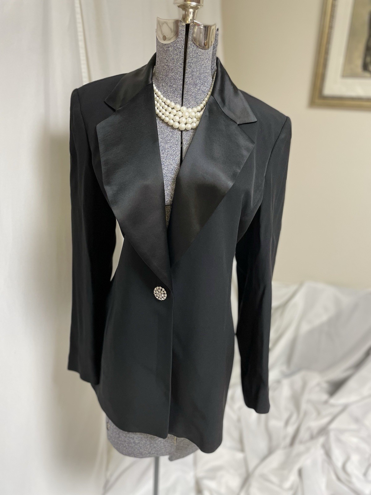 Austin Reed Blazer Size 10 Black Jacket Satin Lapel Rhinestone Closure Pockets