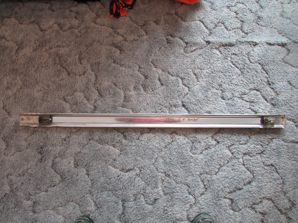 Camioneta "Ford" F100/150/250/350 1973-1979, guardabarros delantero derecho moldura exterior Foto 2 de 4