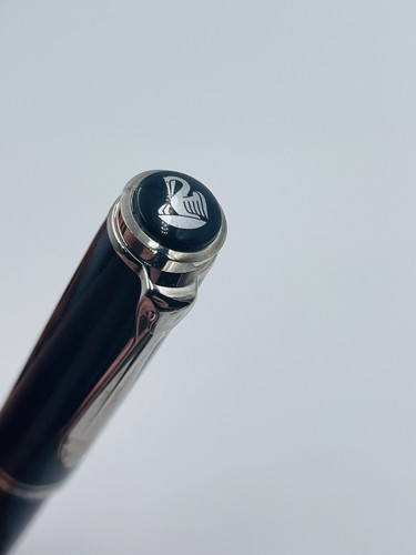 Pelikan Germany Souveran 18k Gold Nib Large Black Fountain Pen - Picture 3 of 10