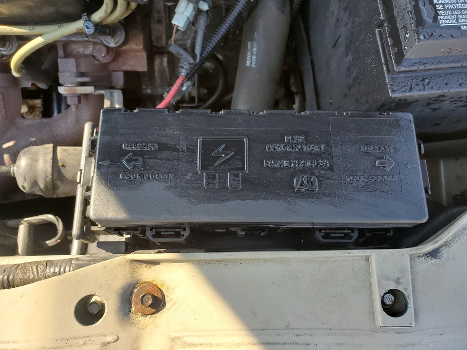 Caja de fusibles compartimento motor Ford Taurus 2000-2001 Foto 2 de 4