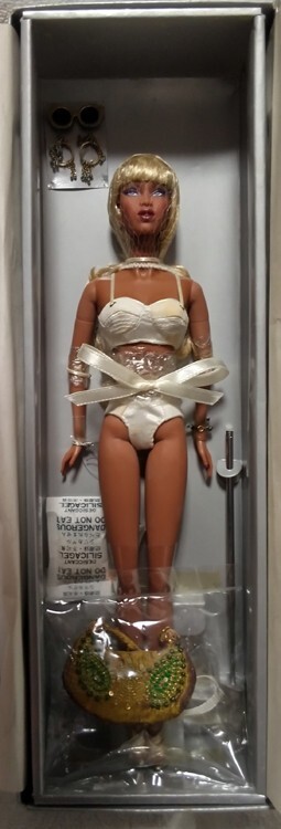 Integrity Toys Fashion Royalty Bombshell Adele Makeda Close-Up By