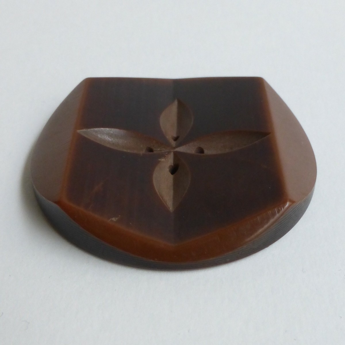 BOUTON ANCIEN MÉTAL décor de soldat sur fond bois 33 mm antique button
