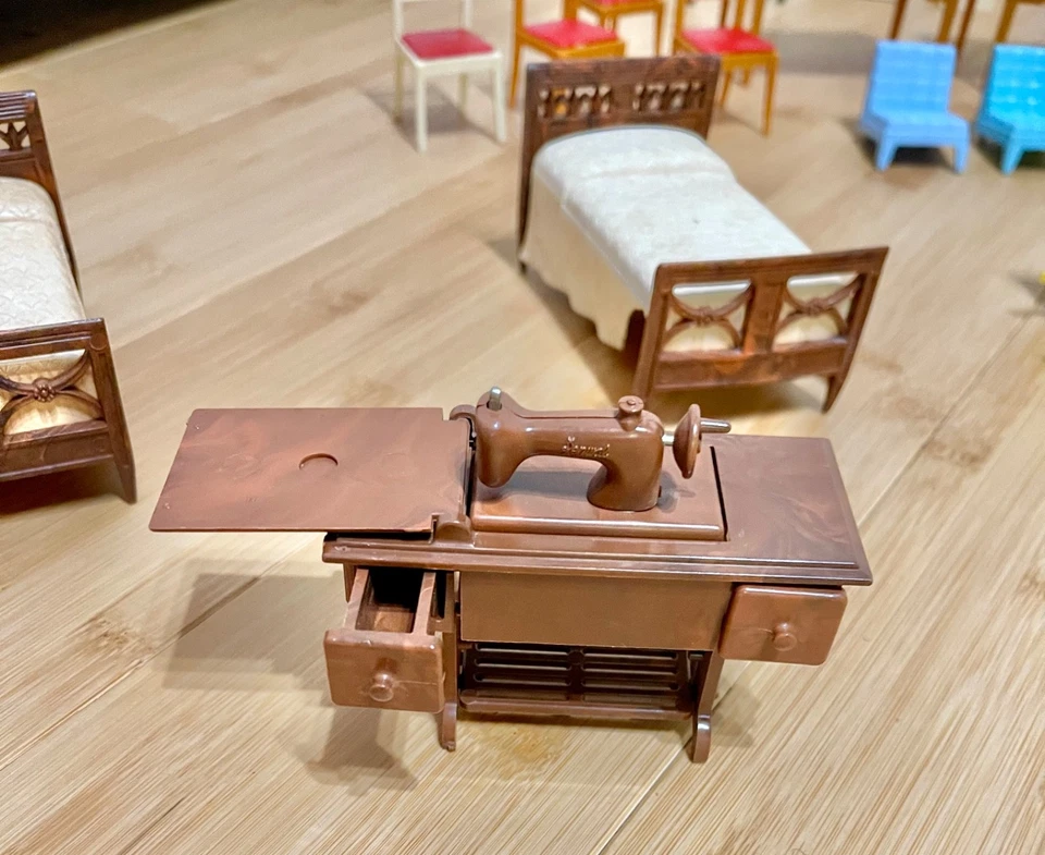 Lote De Colección De 130 Piezas Casa De Muñecas Muebles De Plástico Renwal EE. UU. Guardería Años 50 Foto 4 de 4