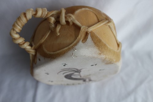 handmade Native American style buffalo hide drum Kokopelli figure 5.5”x 3.25” - Afbeelding 3 van 8