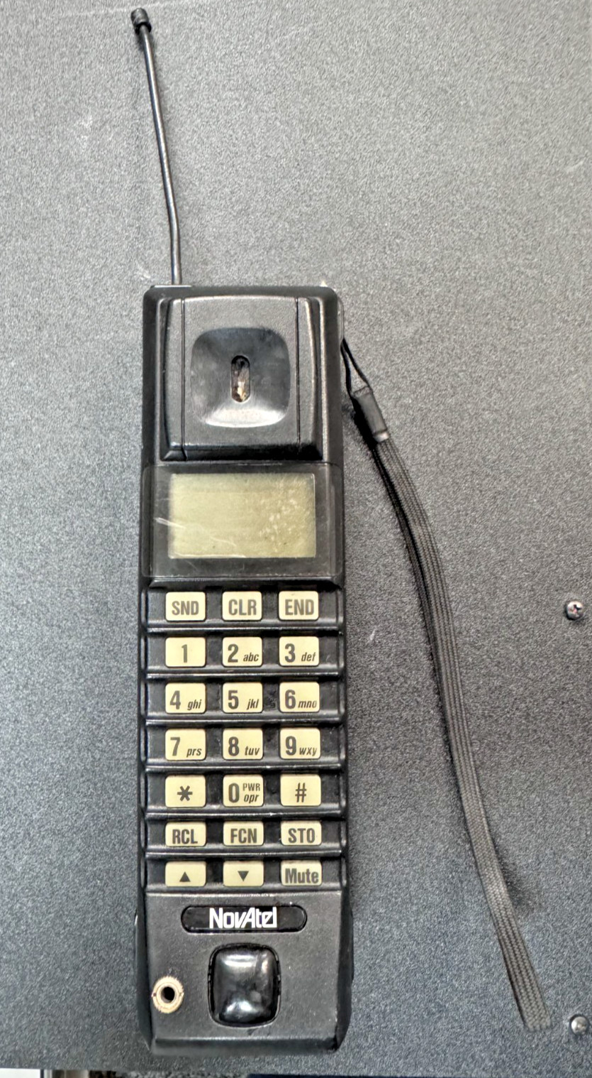 Handportable NovaTel PTR800 Brick Cell Phone 80s