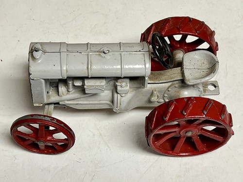 Tractor agrícola Fordson 1:16 gris vintage de 6" con ruedas de acero rojo fundido a presión ERTL - Imagen 4 de 7