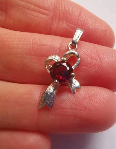 Vintage Sterling Silver Garnet Pendant R4N
