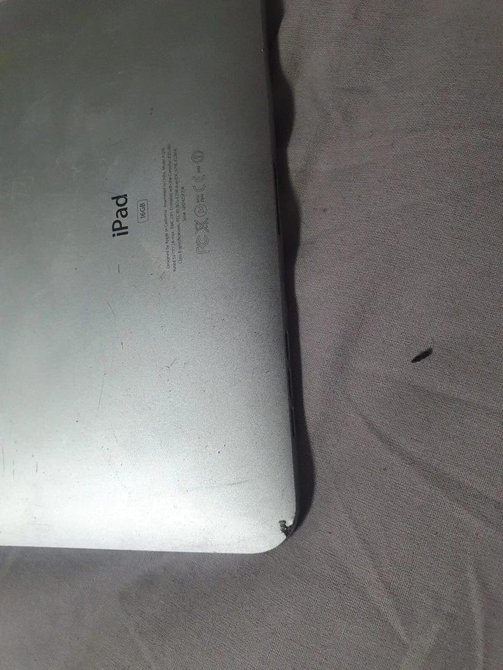 Apple iPad (1st Generation) 16GB, WiFi, 9.7 inch Tablet - Grey - Image 4 of 4