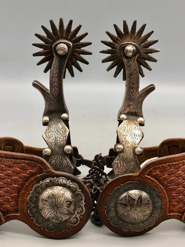 Elegante par de espuelas con patrón de diamantes y puntos con bonitas correas - Imagen 2 de 8