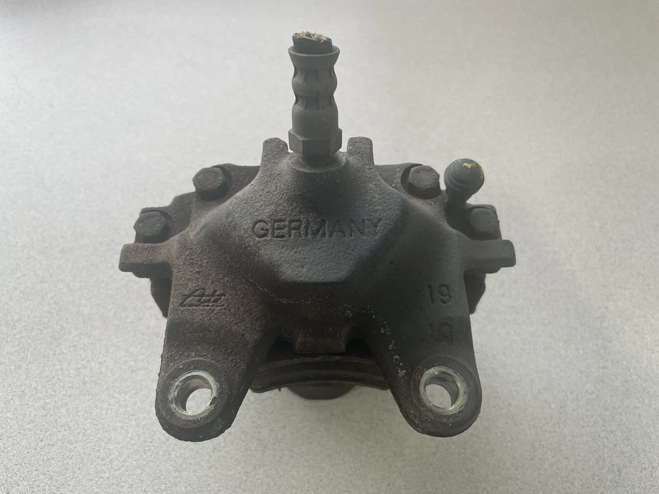 MERCEDES-BENZ E320 E430 W210 1996-2002 ~ PINZA DE FRENO TRASERA IZQUIERDA ~ A0014203583 Foto 2 de 4