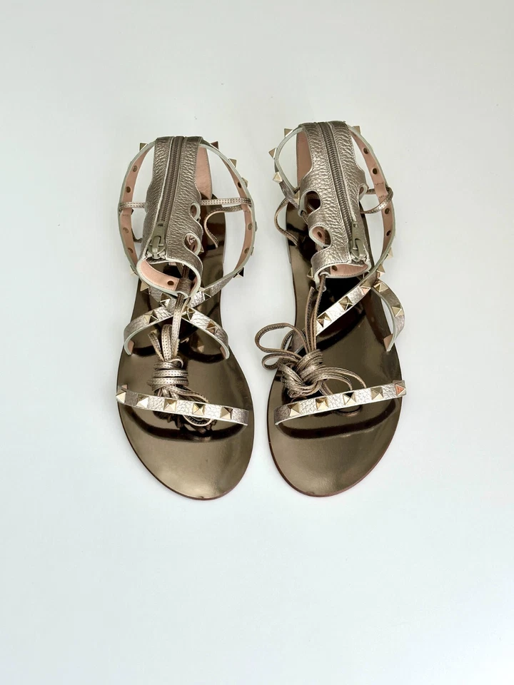 NUEVAS SANDALIAS PLANAS VALENTINO GARAVANI Rockstud plateadas gladiador envolventes al tobillo talla 38 Foto 3 de 4