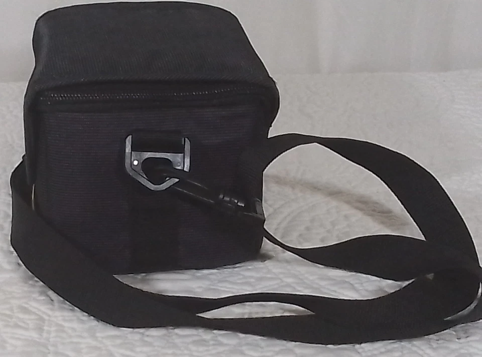 Estuche compacto Nikon 11905 Cubo bolsa para Coolpix 4,5 x 4" x 3,75" con correa Foto 3 de 4