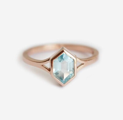 1 Karat sechseckig geschnitten Aquamarin Solitär geteilter Schaft Ring in 14K rosévergoldet