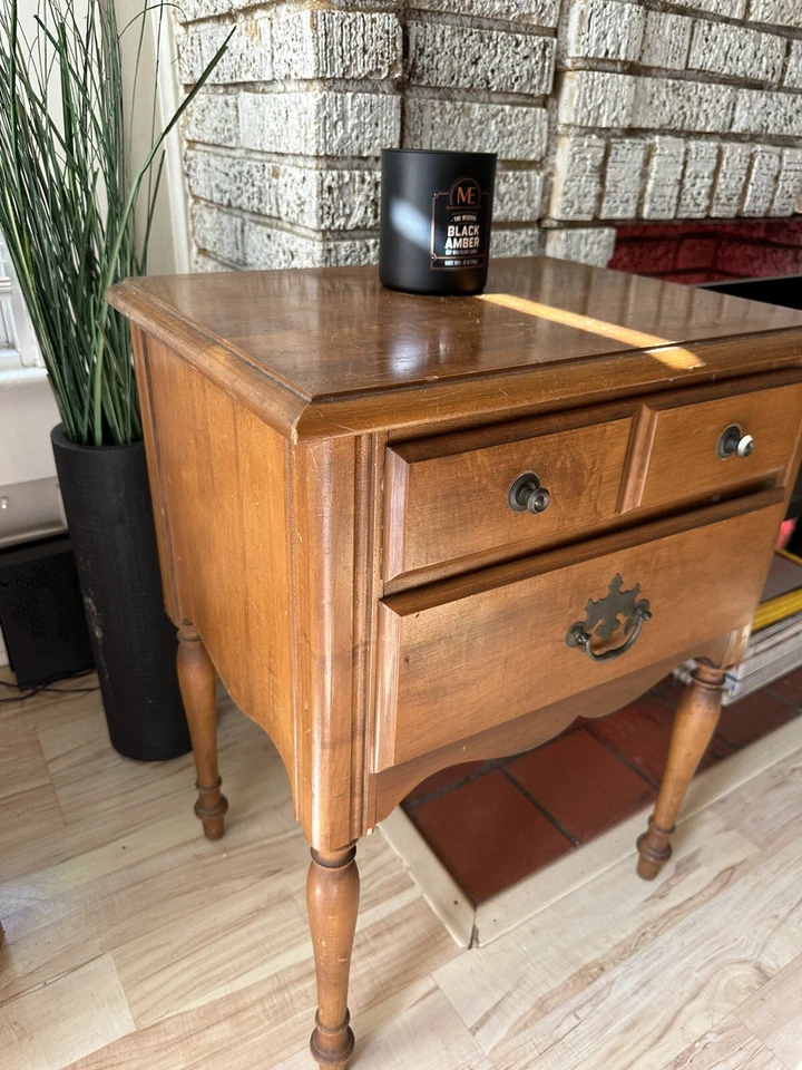 老式Sumter Cabinet Co. 26英寸Hx20英寸Lx15英寸D制造的带两个抽屉的茶几 — 第 3/4 张图片