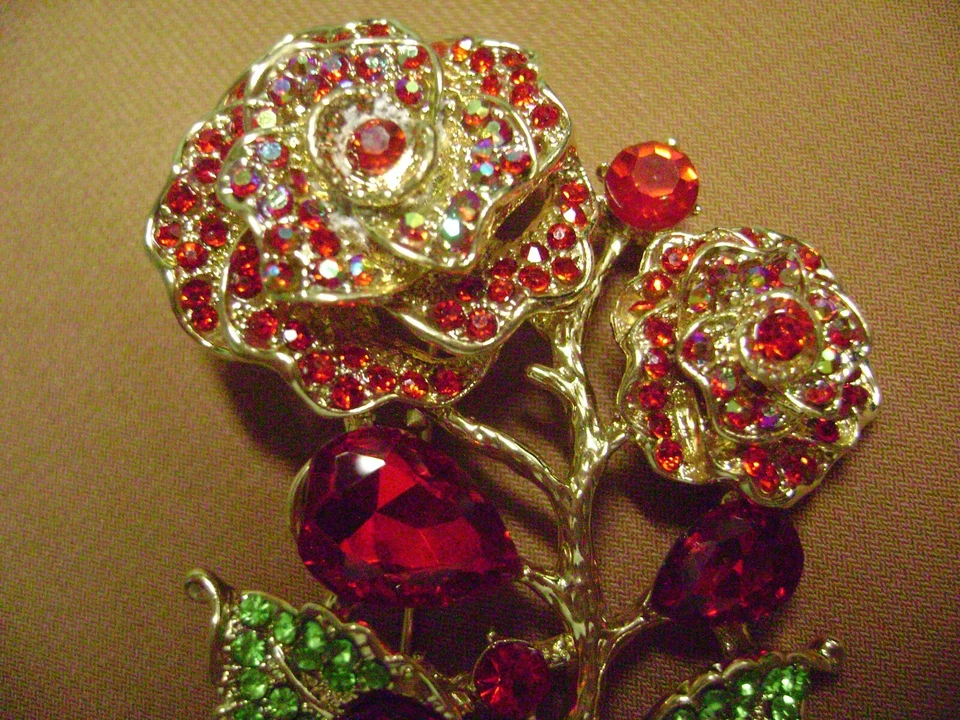 NUEVO CON ETIQUETAS - BROCHE BETSEY JOHNSON CRISTAL ROSA, HOJA DE FLOR TONO DORADO - VENDEDOR DE EE. UU. Foto 3 de 4