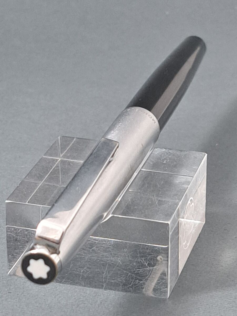 Montblanc Fountain Pen 622 Junior Black Body Silver Cap Montblanc Fountain Pen 622 Junior Black Body Silver Cap